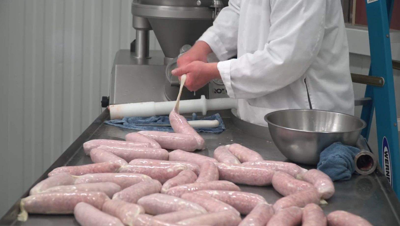 火腿肠到底干不干净 实拍火腿肠制作过程,看完你还想吃吗