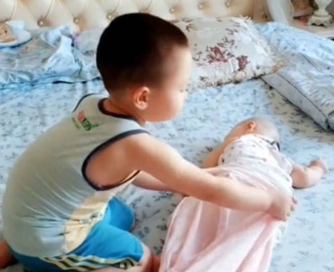 妹妹|妹妹犯困睡着了，随后哥哥的行为，让人暖心3岁哥哥陪着妹妹玩