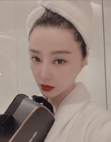 范冰冰|范冰冰躺家里云看秀,穿浴袍化浓妆显违和,背景暴露她仍住豪宅