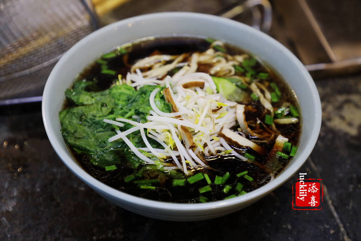 去镇江吃了这四家最有代表性的网红面馆，基本也就成了镇江锅盖面的全科生