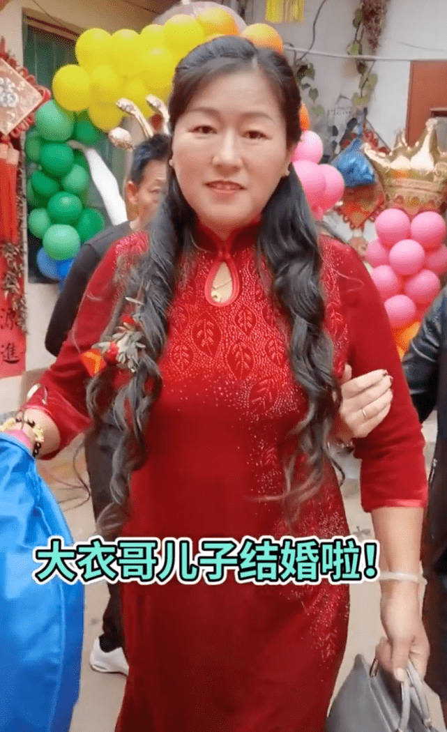 原创大衣哥儿子结婚,儿媳妇颜值高身材好不输女星,婚礼现场喜庆奢华
