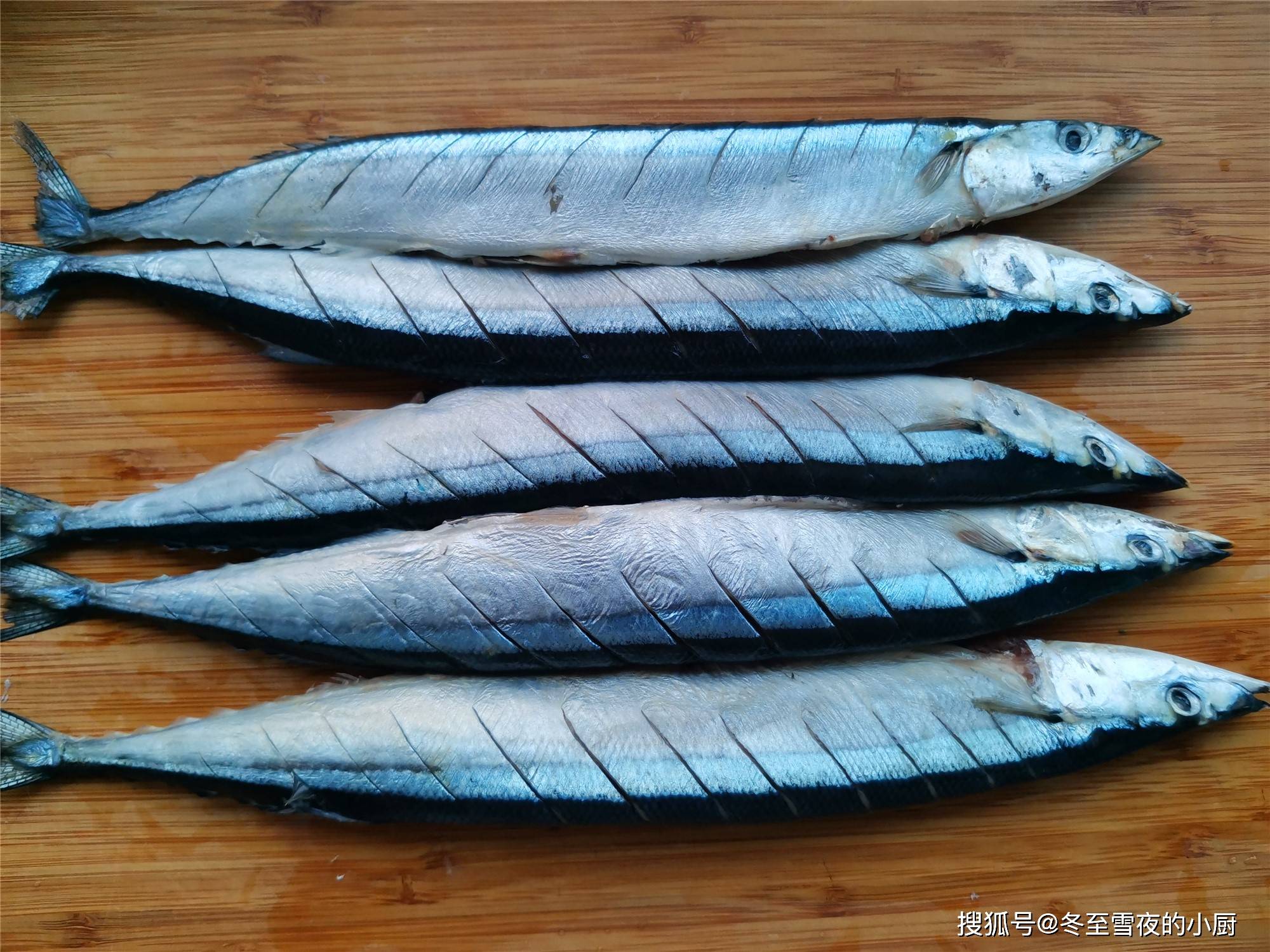 做法|教你这个简单做法，香酥味道，烧烤风味买来秋刀鱼怎样做好吃