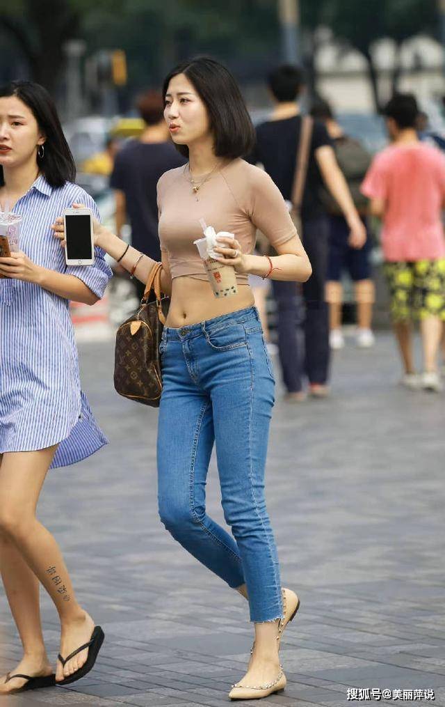 原创美女街拍:牛油果绿露脐上衣,使上半身的线条更加明显,穿起来清爽