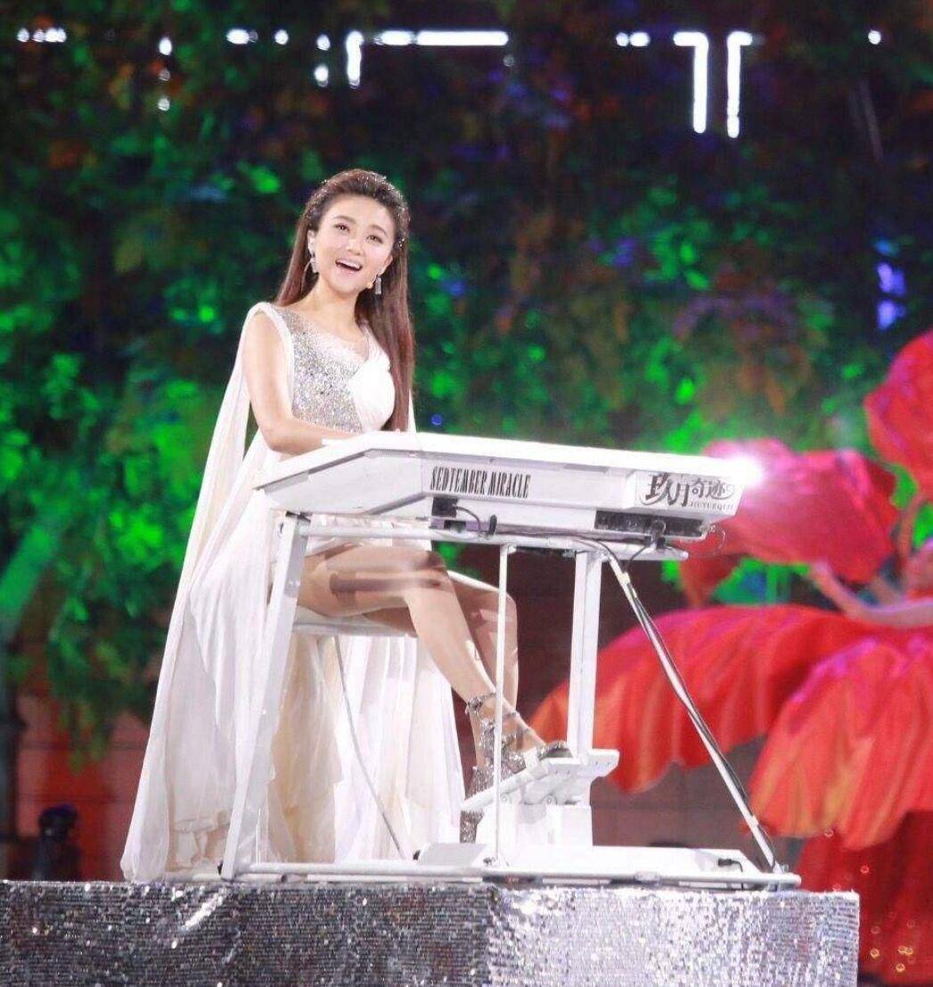 王小玮当日身穿白色连衣裙在央视舞台上演奏双排键,并教孩子们音乐