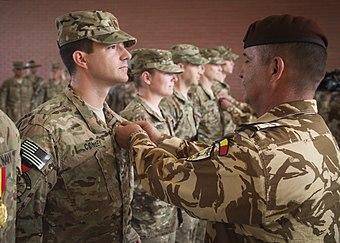 白大褂|川普的美男计：白宫御医的时尚政治，白大褂配西装领带有讲究