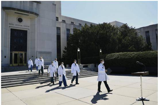 白大褂|川普的美男计：白宫御医的时尚政治，白大褂配西装领带有讲究