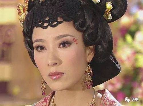 杨怡|曾经tvb一姐，演技一流，也把自己整僵了，假体太明显了...