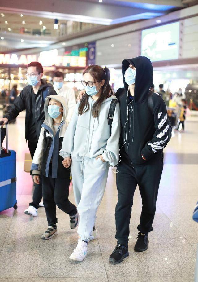 双肩|刘芸只顾打扮自己，9岁儿子衣服小到露肚腩，双肩耷拉仪态像郑钧