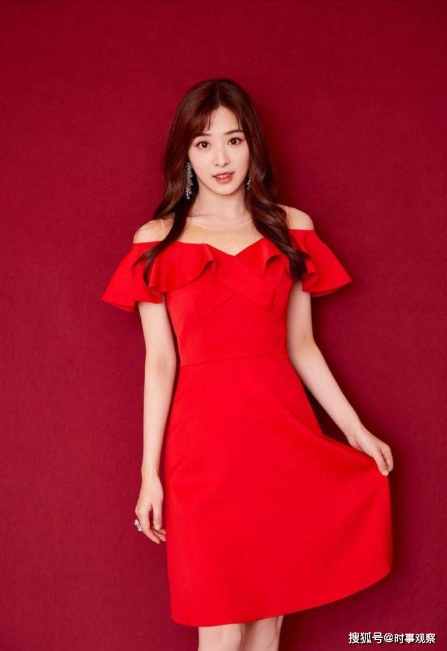 花边|张含韵气质开挂，一袭红色花边领连衣裙甜美可爱，长卷发时尚减龄