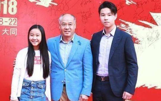 陈永研为李宁生下一儿一女,大儿子名为李小宁,小女儿名为李小妍.