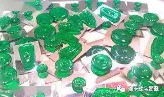 满绿|大妈连买14件翡翠都是假的，气得喝农药？翡翠一绿就值钱？这4种千万别眼馋！