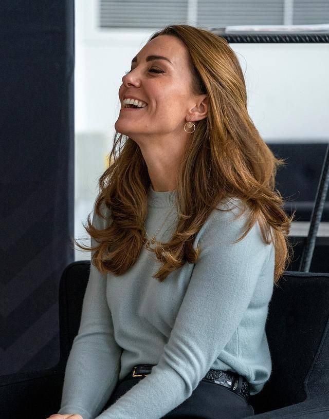 大衣|凯特王妃穿新衣亮相！穿2千块格纹大衣像路人，只能靠三娃赢梅根