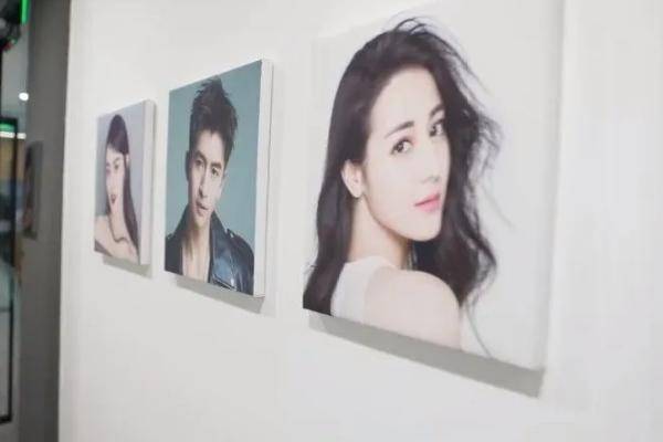 杨幂公司内部曝光!迪丽热巴照片稳居C位, 被挂在墙上当门面