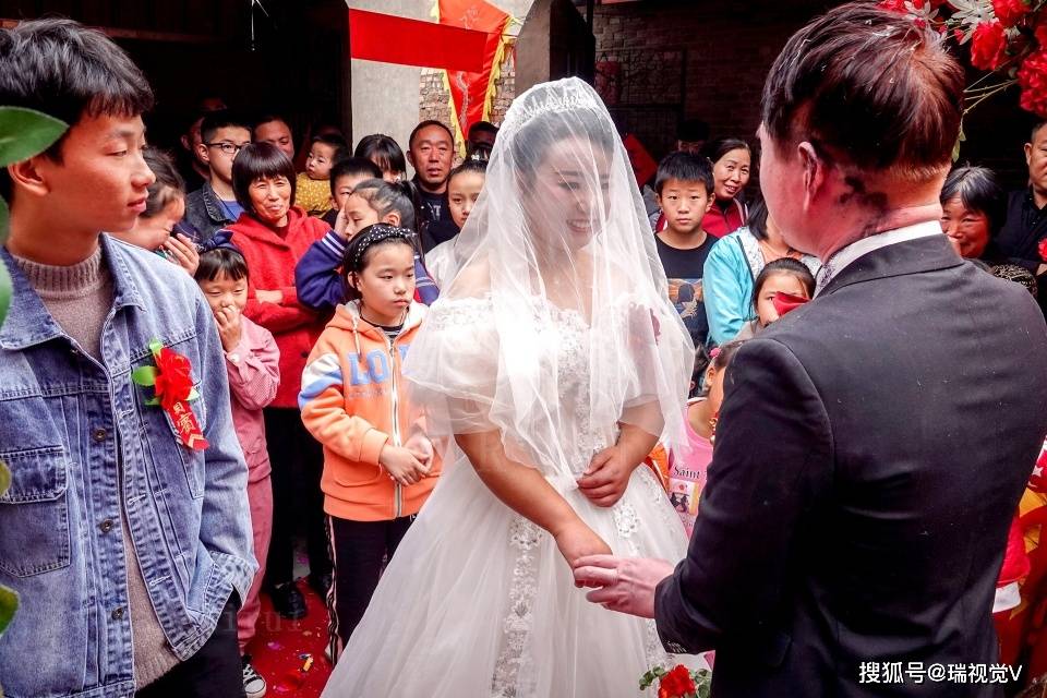 原创婚礼上新娘弟弟代表父母把新娘手交给新郎说句狠话引掌声一片
