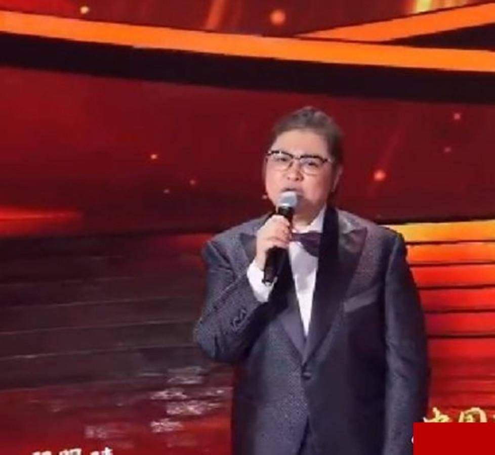 张韶涵|国庆晚会韩红瘦了，张韶涵精致如瓷瓶！杨紫穿对裙子却保守封腰