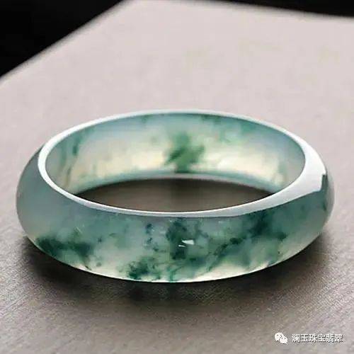 满绿|大妈连买14件翡翠都是假的，气得喝农药？翡翠一绿就值钱？这4种千万别眼馋！