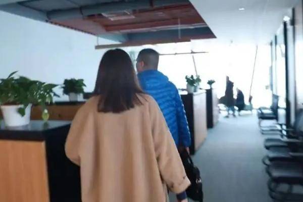 杨幂公司内部曝光!迪丽热巴照片稳居C位, 被挂在墙上当门面