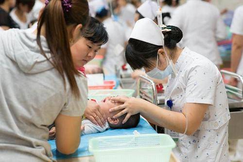 针头|为啥针头要扎在头上？原因医生不会细说，家长要知道带宝宝输液