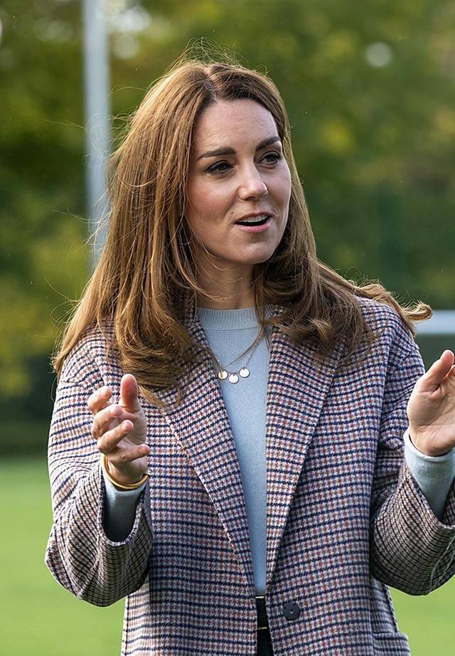 大衣|凯特王妃穿新衣亮相！穿2千块格纹大衣像路人，只能靠三娃赢梅根