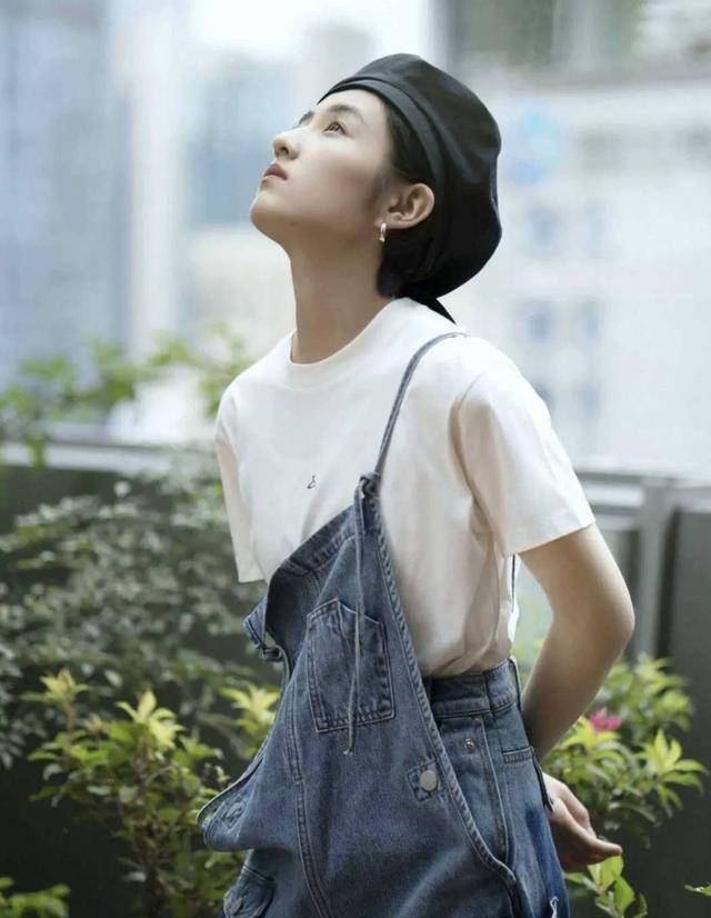 原创张子枫气质真养眼,牛仔背带裤半掉胸前,半挂在肩上,女人味十足