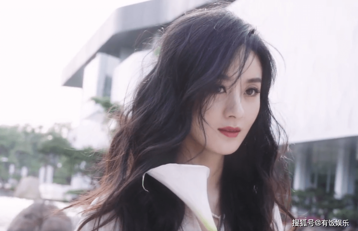 赵丽颖大波浪长发优雅好看,大家喜欢吗?