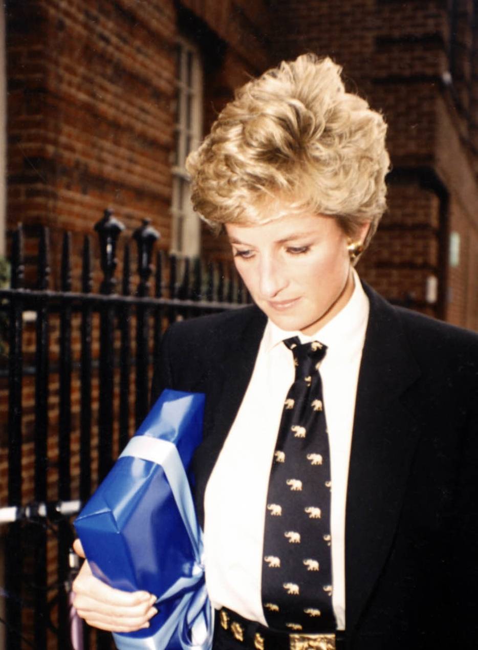 经典|戴安娜穿搭已成经典！离世22年依然时髦气质，名副其实的时尚偶像