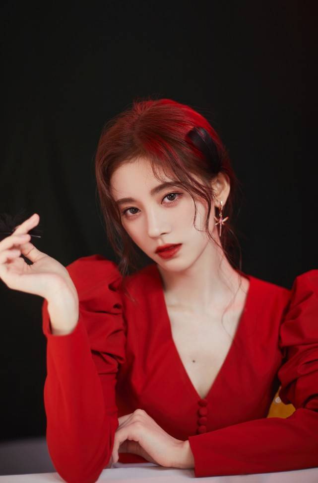 穆雅斓|网红穆雅斓直播卖货说鞠婧祎旧照皮肤黑没光泽,此前还内涵她整容