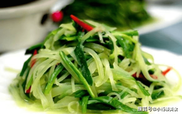 是一种翠绿的根茎蔬菜,根茎脆嫩爽口,营养很均衡,搭配韭菜一起煸炒