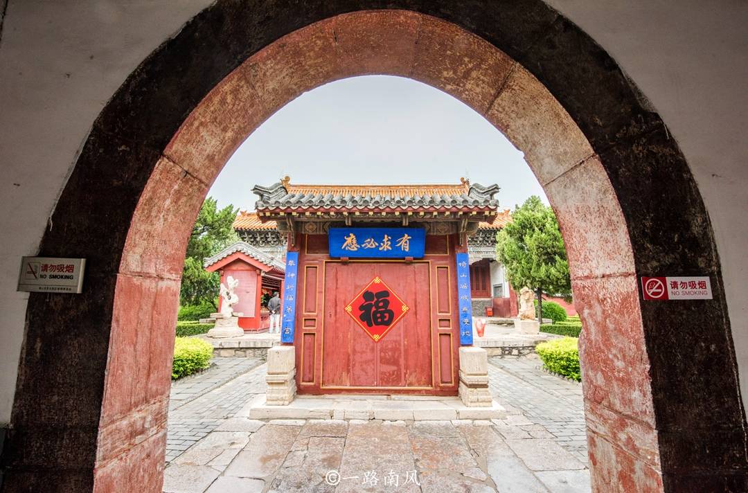 建筑|泰山下唯一皇宫式建筑,和北京故宫齐名,共有六位皇帝来此封禅