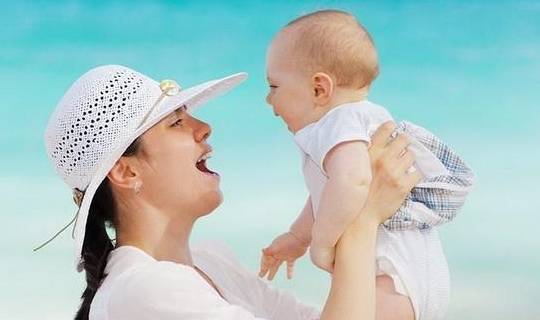 肚脐|妈妈一时手欠，差点要了宝宝的命新生宝宝肚脐迟迟不脱落