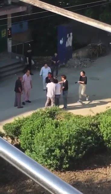 上海俩小学生起争执家长校门口约架 现场可怕景象不忍直视事发经过是什么