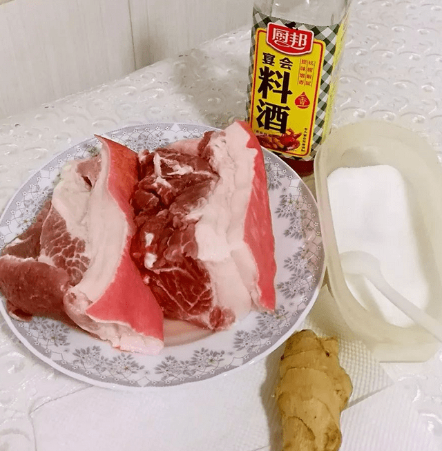 脆皮|大叔教你脆皮烧肉，皮脆肉嫩，咸香味美，家人喜欢经典粤菜系列