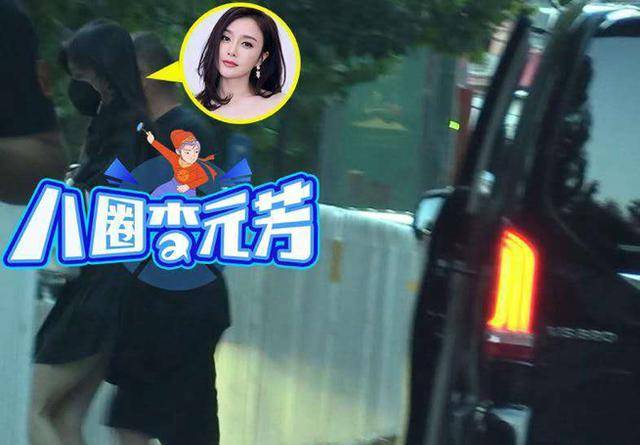 防走光|秦岚太保守？过马路猛拽裙子防走光，41岁却被誉为“鲜肉收割机”