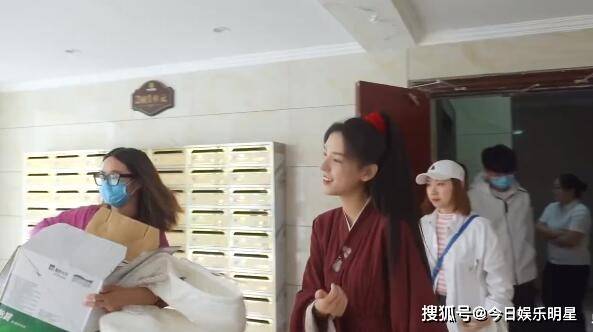 cos|张予曦vlog秒变在逃公主，横店cos白雪公主艾莎，气质绝了