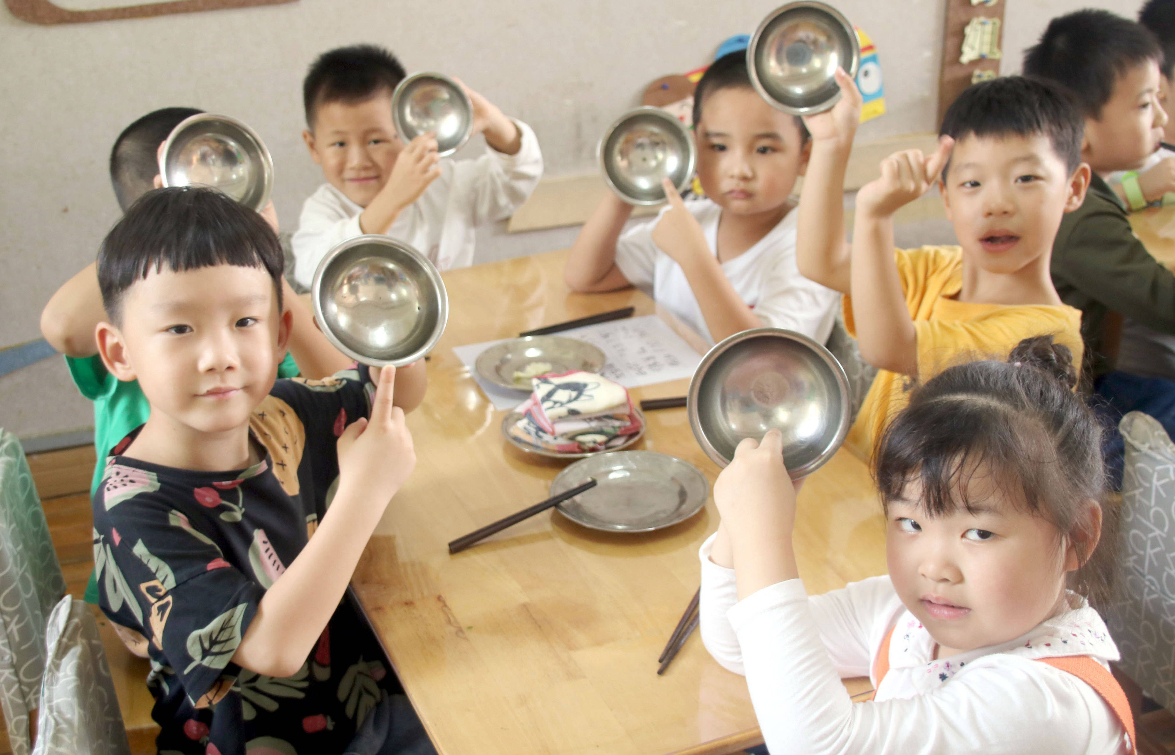 2020年10月9日,江苏省苏州市虎丘中心幼儿园的小朋友们在午餐结束后