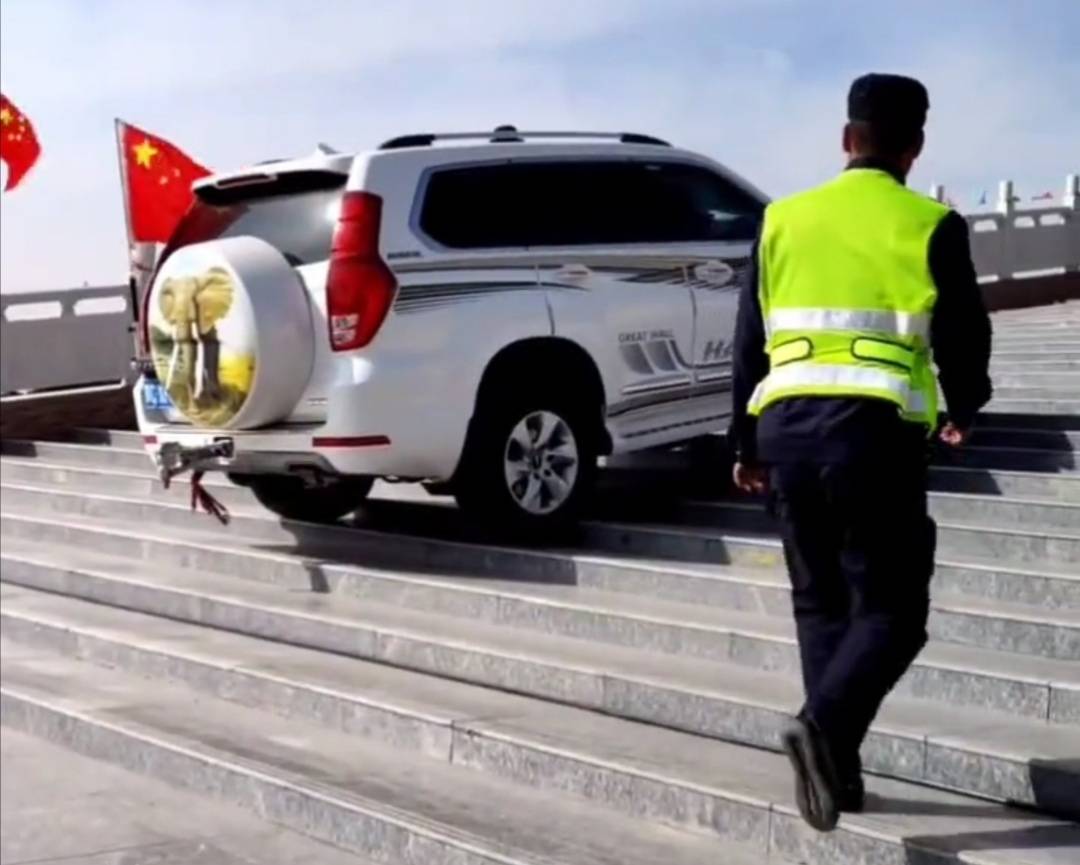 男子驾驶哈弗H9在内蒙古甘德尔山台阶上玩越野 炫车技,无耻至极