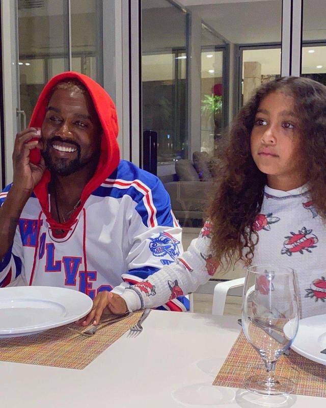 黑人|卡戴珊和黑人老公吃饭大方秀素颜，油光满面，却比化了妆还好看