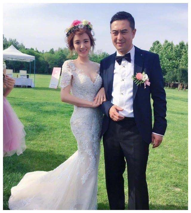 女星身材到底好在哪？张嘉译全身僵硬，眼睛都