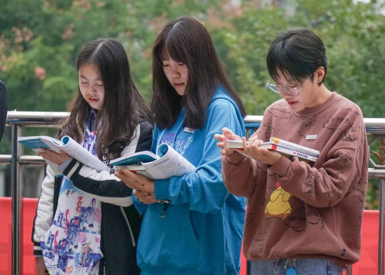 学子|西安翻译学院学子共赴“万人晨读”