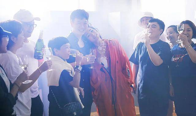 脸部|巩俐太自信了吧,出席活动基本都是裸唇,脸部特写就是两个字标致