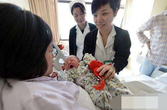 先抱|这4人要主动远离新生儿谁先抱像谁？宝宝出生后抱的人有讲究