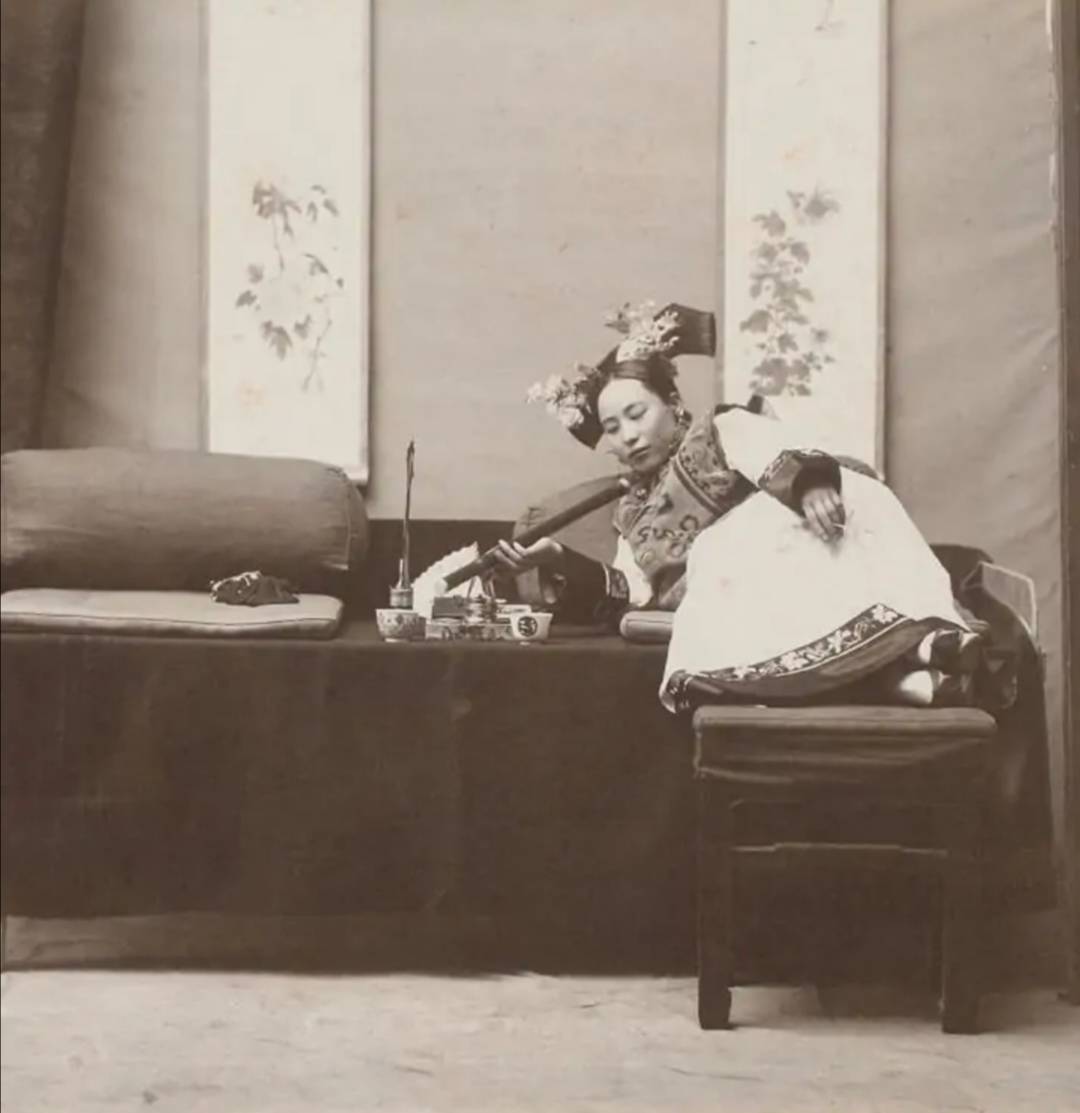 技不压身|清末老照片，算命先生在街头求温饱，图六满族贵妇在榻上吞云吐雾