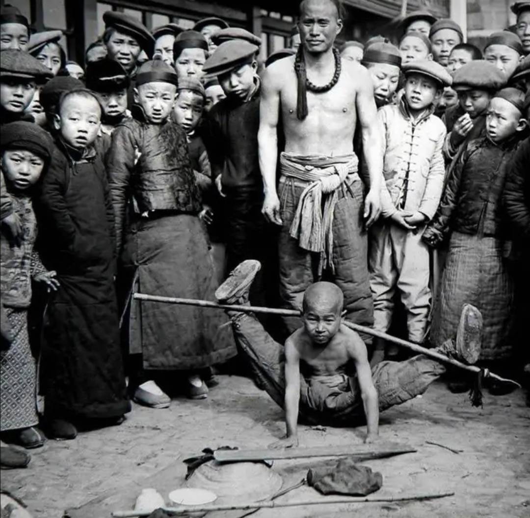 技不压身|清末老照片，算命先生在街头求温饱，图六满族贵妇在榻上吞云吐雾