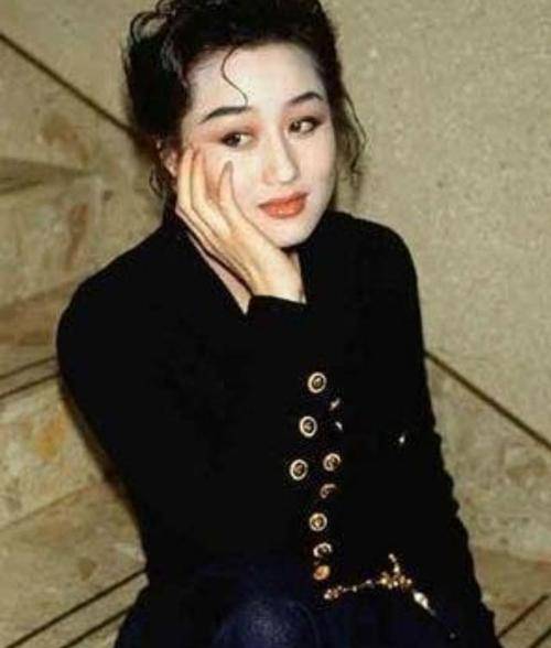 李连杰|李连杰17岁女儿晒美照，身材凹凸有致，一点不输利智