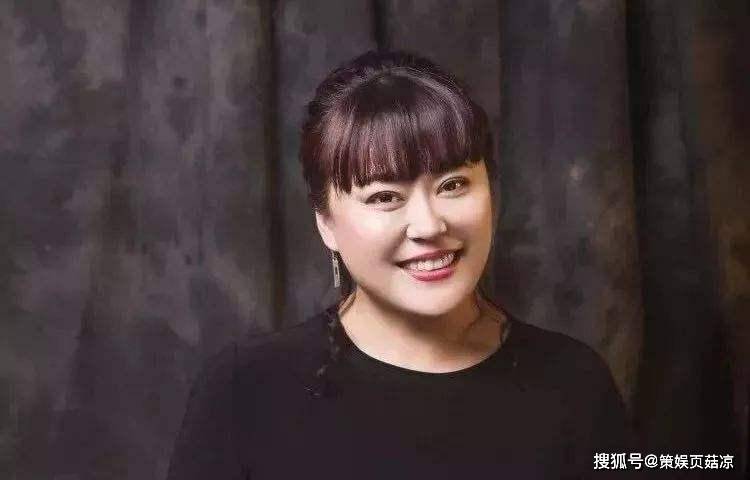 50岁李菁菁罕秀恩爱,和90后男友似母子,离婚两次收获小鲜肉