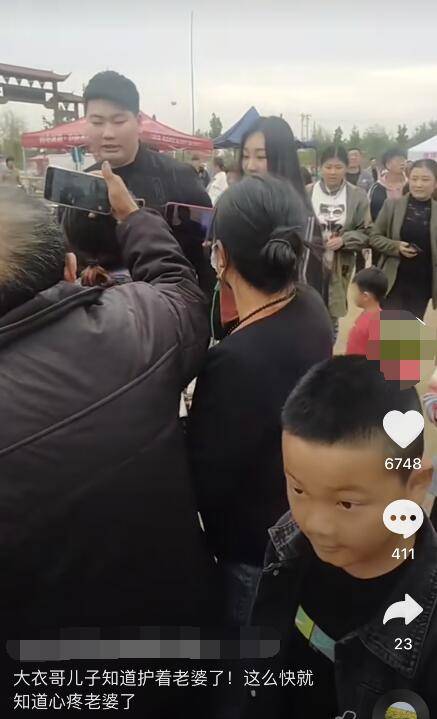 大衣哥儿子儿媳超甜蜜，小伟主动帮媳妇提包，