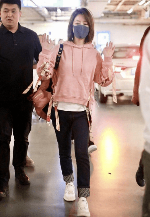 林心如新戏路透图,身材高挑但面部下垂无少女感
