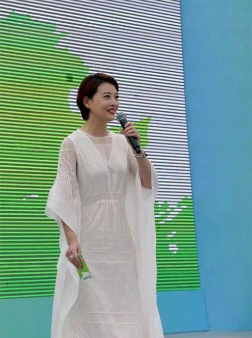 眼袋|周海媚素颜出镜，53岁状态很真实，眼袋很深也有鱼尾纹！