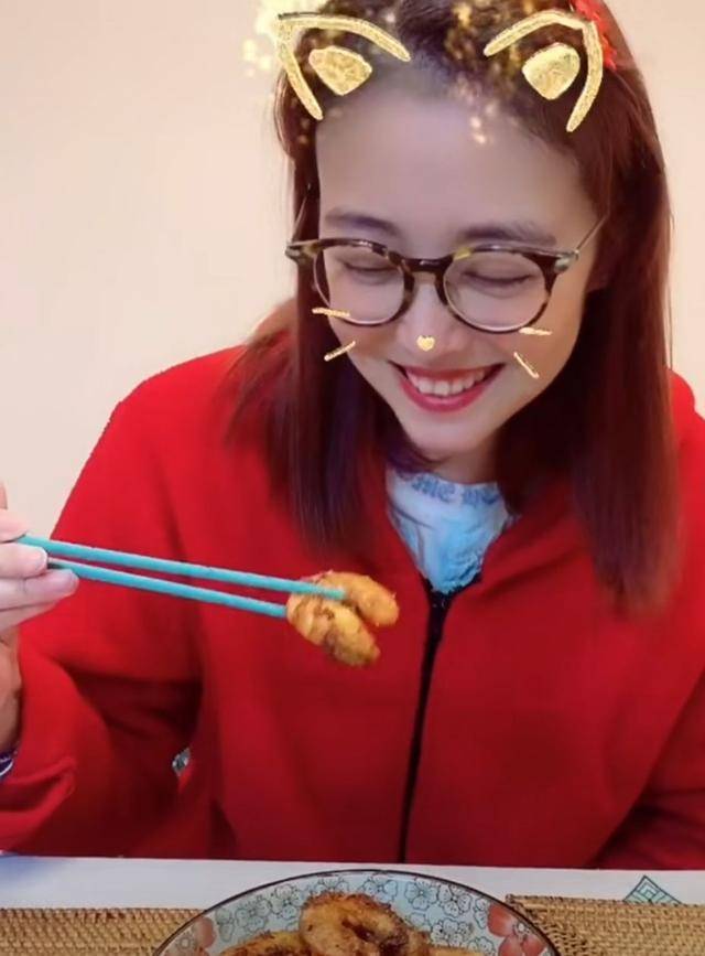 眼袋|周海媚素颜出镜，53岁状态很真实，眼袋很深也有鱼尾纹！