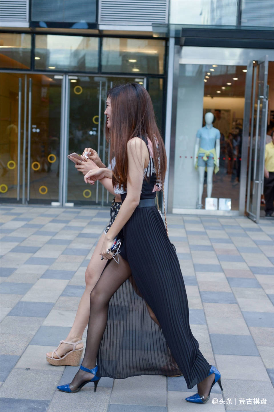 高跟鞋|黑色丝袜搭配高跟鞋,初秋的穿搭,会更有层次感